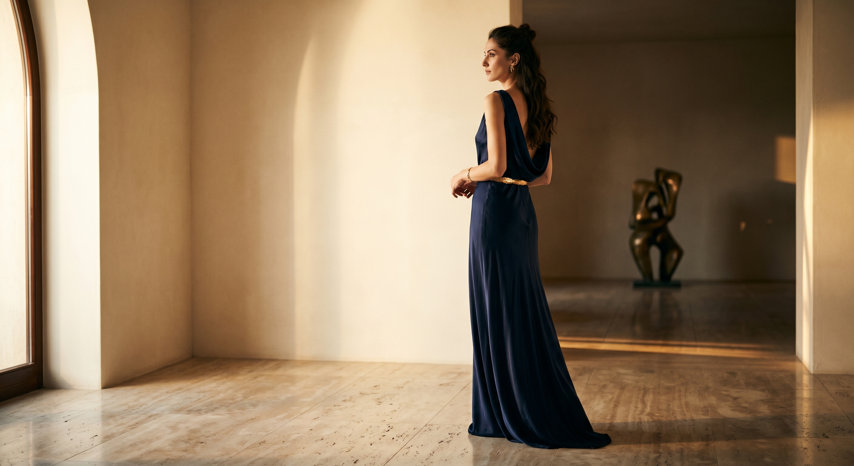 Femeie în rochie de seară lungă, editorial de modă românesc